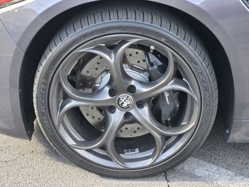 Used 2019 Alfa Romeo Giulia Quadrifoglio image 9