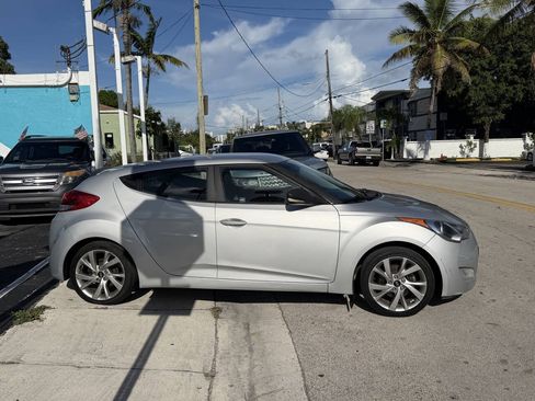 Used 2017 Hyundai Veloster FWD image 5