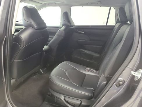 Used 2023 Toyota Highlander XLE AWD/4WD image 16