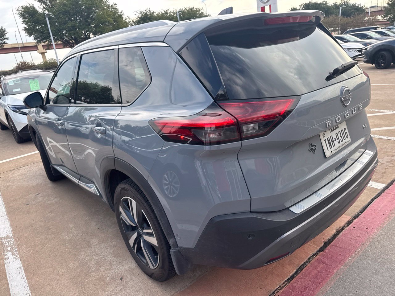 Used 2023 Nissan Rogue SL w/ SL Premium Package FWD image 4