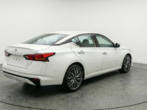 Used 2025 Nissan Altima 2.5 SV FWD image 9