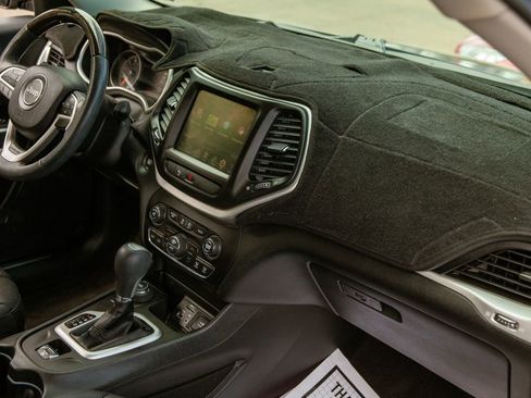 Used 2018 Jeep Cherokee Overland AWD/4WD image 11