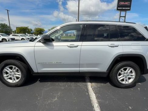 Used 2023 Jeep Grand Cherokee Laredo w/ Luxury Tech Group I AWD/4WD image 5