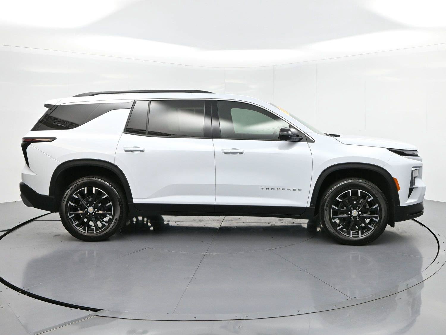 Used 2026 Chevrolet Traverse LT w/ Sun and Wheel Package FWD image 8