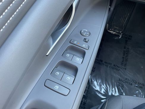 Used 2025 Hyundai Elantra SEL image 18