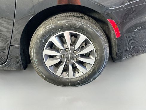 Used 2022 Chrysler Pacifica Touring-L FWD image 31