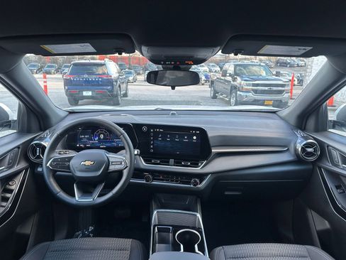 Used 2025 Chevrolet Equinox LT image 32