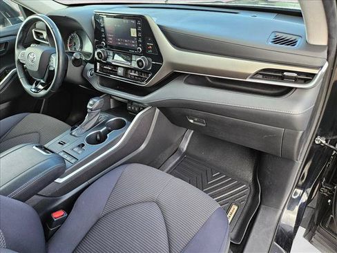Used 2021 Toyota Highlander LE FWD image 21
