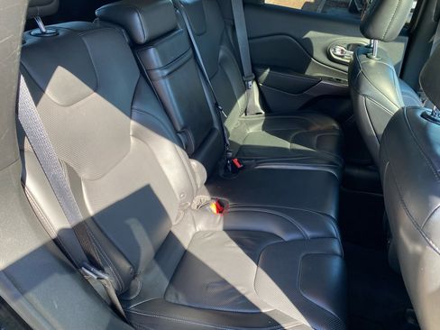 Used 2019 Jeep Cherokee Limited image 14