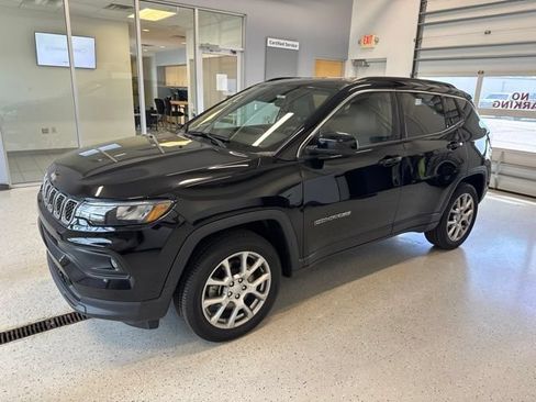 Used 2023 Jeep Compass Latitude AWD/4WD image 3