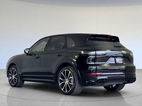Certified 2023 Porsche Cayenne AWD/4WD image 3