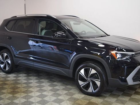 New 2025 Volkswagen Taos SE image 1