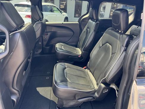 Used 2025 Chrysler Pacifica Limited FWD image 14