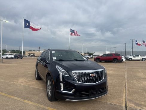 Used 2022 Cadillac XT5 Premium Luxury w/ Technology Package FWD image 2