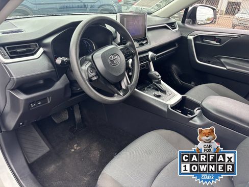 Used 2025 Toyota RAV4 XLE AWD/4WD image 19
