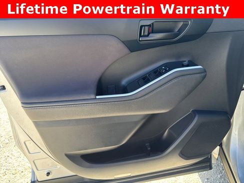 Used 2023 Toyota Highlander LE image 21