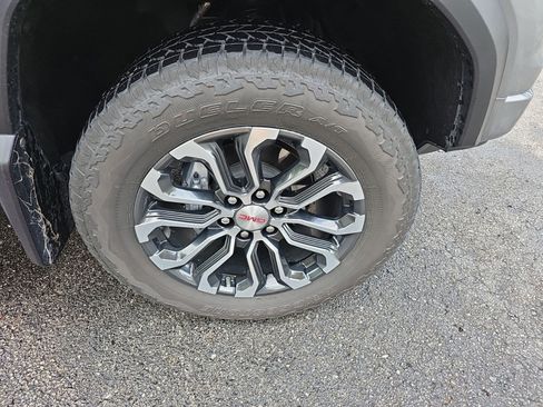 Used 2025 GMC Canyon Denali AWD/4WD image 9