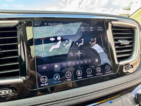 Used 2018 Chrysler Pacifica Limited FWD image 23