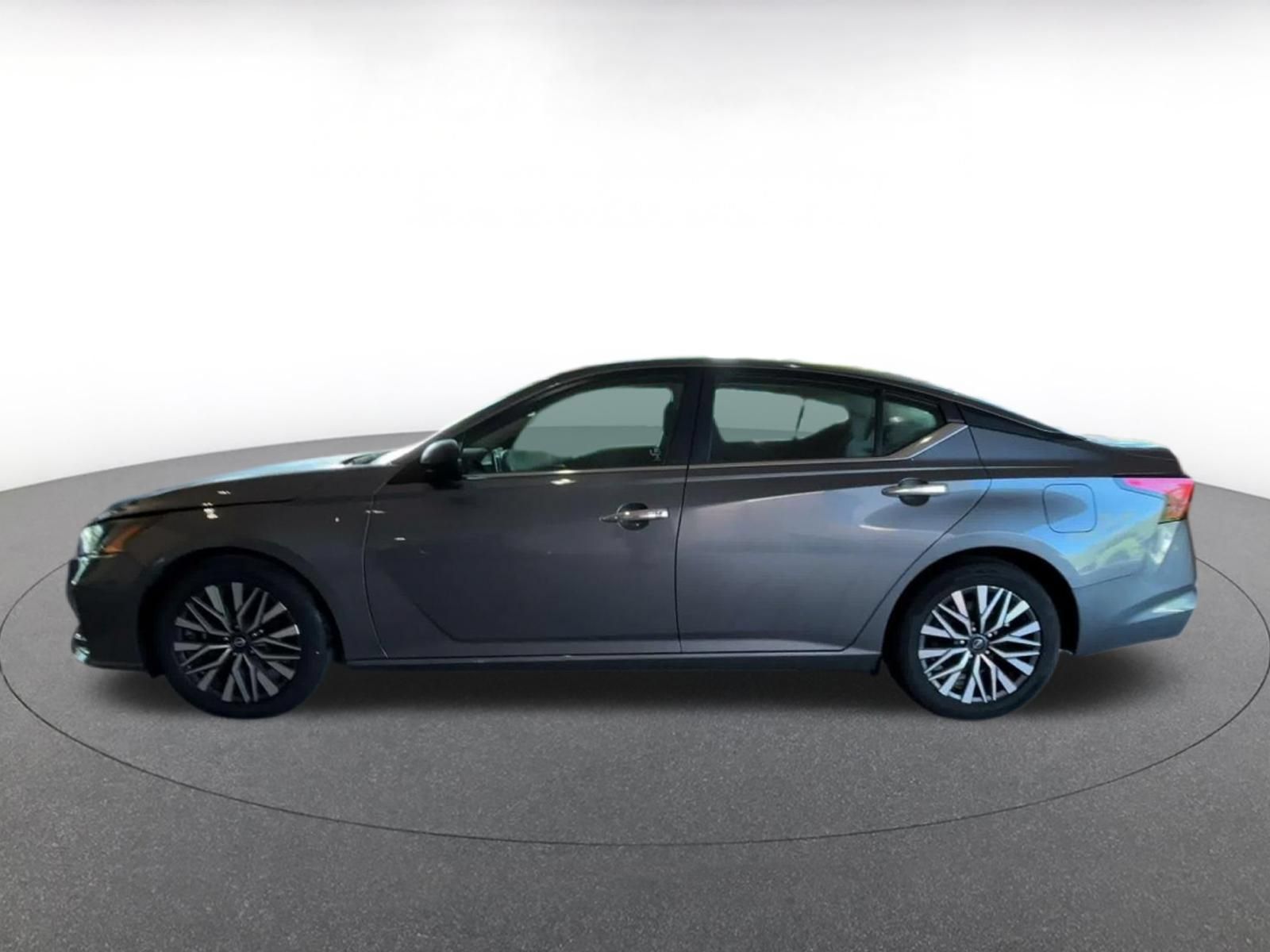 Used 2025 Nissan Altima 2.5 SV FWD image 7