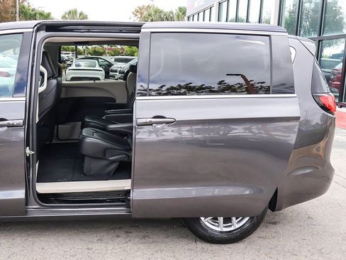 Used 2023 Chrysler Pacifica Touring-L FWD image 25