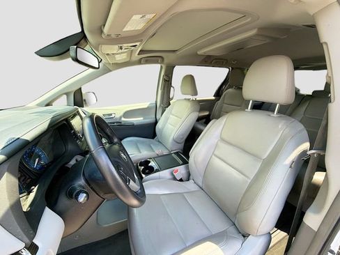 Used 2018 Toyota Sienna XLE Premium AWD/4WD image 11