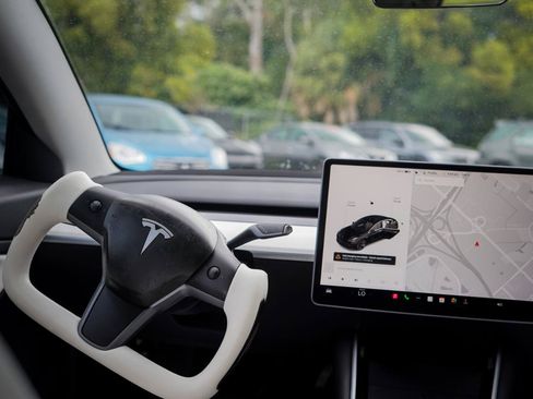 Used 2018 Tesla Model 3 Long Range RWD image 10