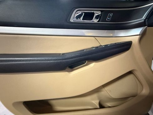 Used 2017 Ford Explorer XLT image 16