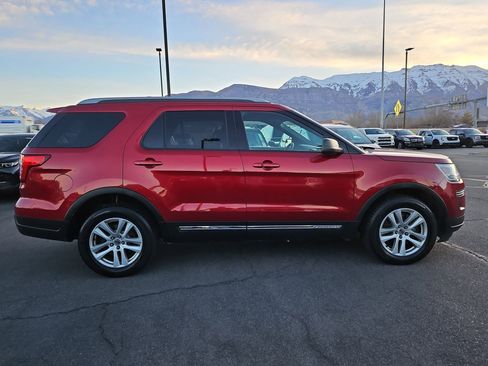 Used 2018 Ford Explorer XLT AWD/4WD image 2
