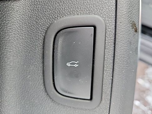 Used 2025 Chevrolet Traverse RS image 23