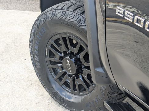 Used 2025 Chevrolet Silverado 2500 ZR2 w/ Technology Package AWD/4WD image 9