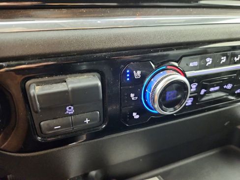 Used 2024 GMC Sierra 2500 SLT w/ SLT Convenience Package image 22