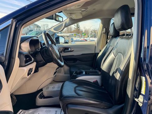 Used 2020 Chrysler Pacifica Touring-L image 18