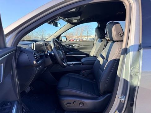 Used 2025 Chevrolet Traverse LT w/ Enhanced Driving Package image 7