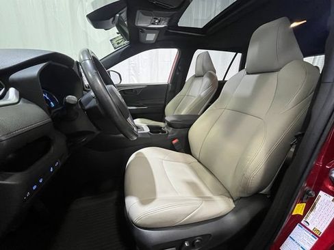 Used 2021 Toyota RAV4 SE w/ Weather & Moonroof Package AWD/4WD image 10