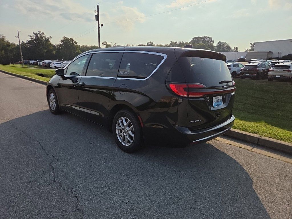 Used 2024 Chrysler Pacifica Touring-L FWD image 4