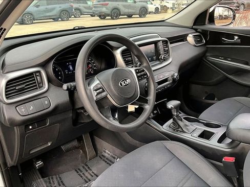 Used 2019 Kia Sorento LX image 16