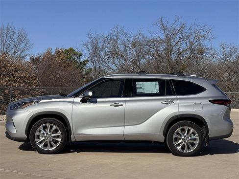 New 2025 Toyota Highlander Limited image 3