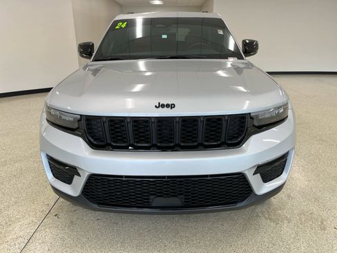 Used 2024 Jeep Grand Cherokee Limited w/ Black Appearance Package AWD/4WD image 4