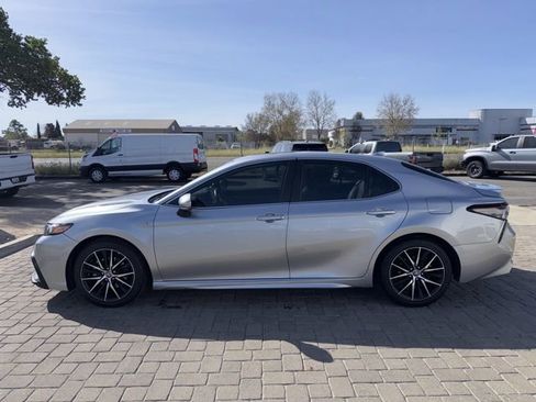 Used 2021 Toyota Camry SE w/ Cold Weather Package image 4