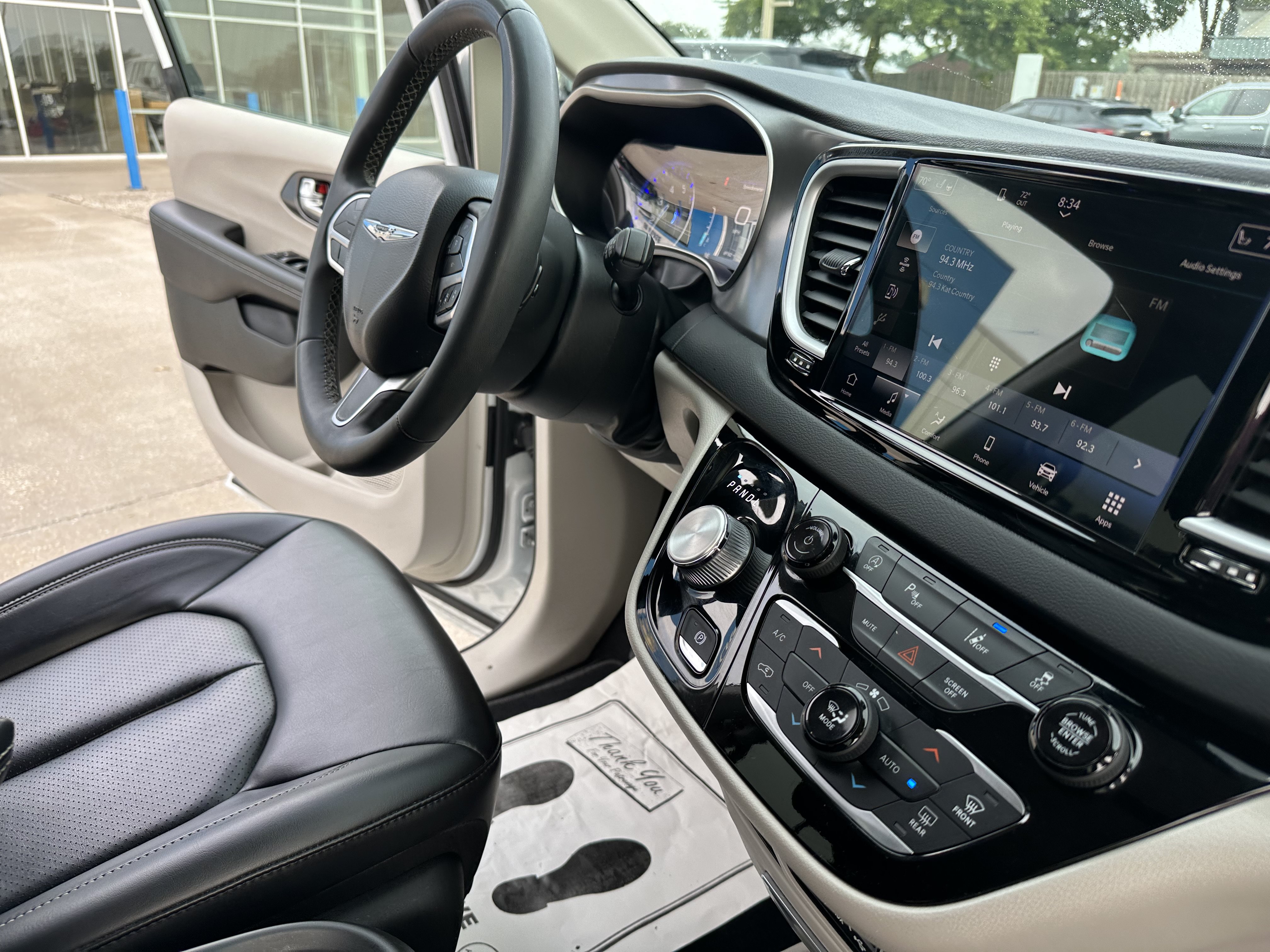 Used 2023 Chrysler Pacifica Touring-L FWD image 43