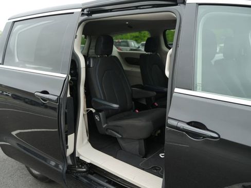 Used 2021 Chrysler Pacifica Touring FWD image 20