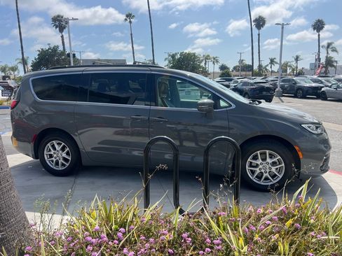 Used 2022 Chrysler Pacifica Touring-L FWD image 7