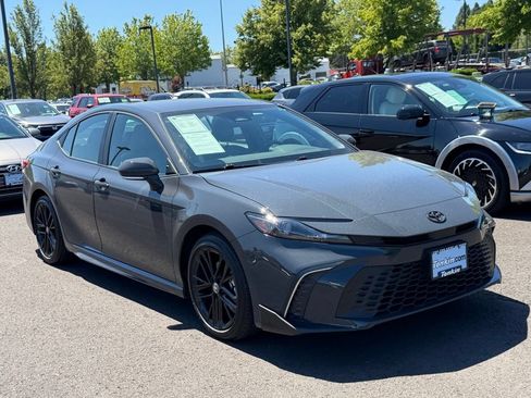 Used 2025 Toyota Camry SE FWD image 3