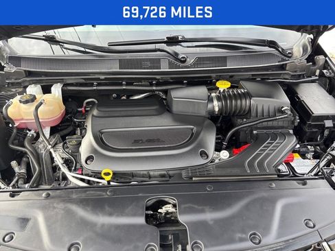 Used 2023 Chrysler Pacifica Touring-L FWD image 4