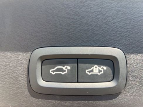 Used 2025 Volvo XC40 B5 Core image 27