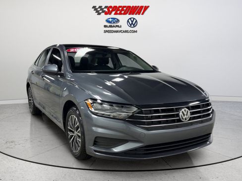 Used 2019 Volkswagen Jetta SE w/ Cold Weather Package FWD image 2