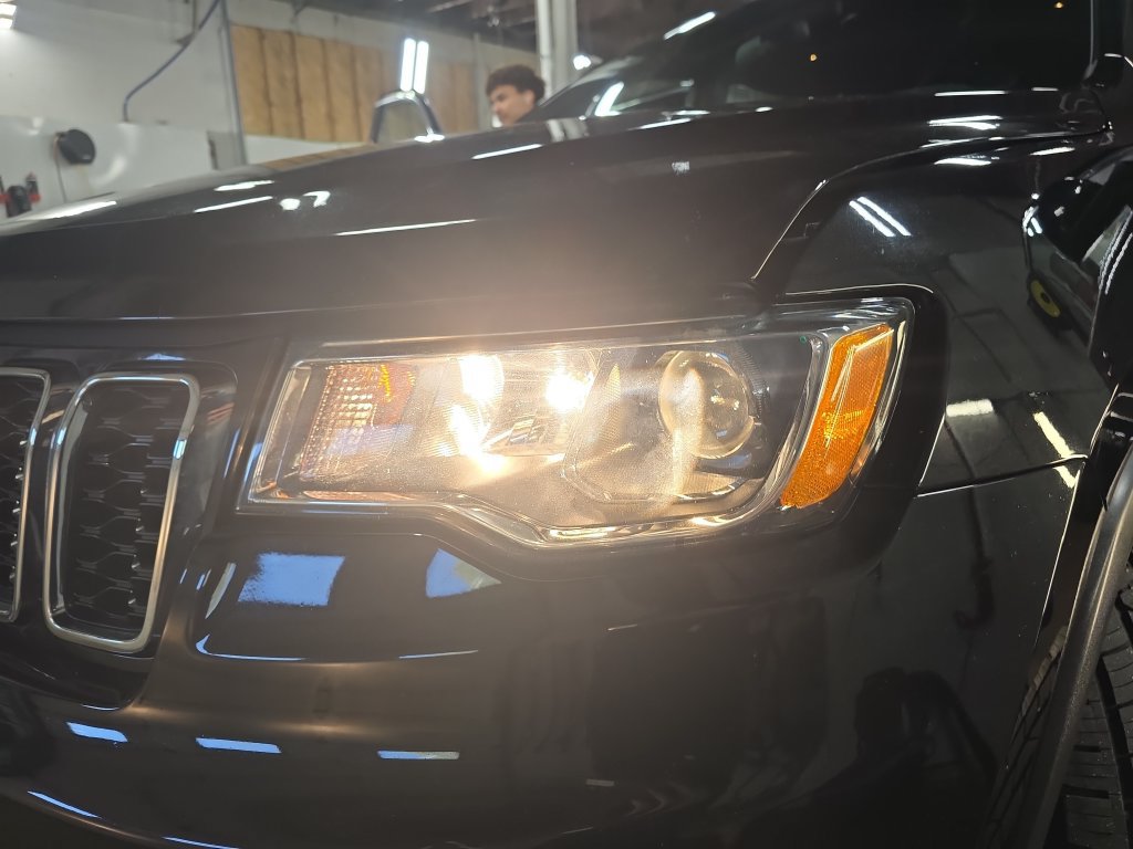 Used 2020 Jeep Grand Cherokee Laredo AWD/4WD image 29