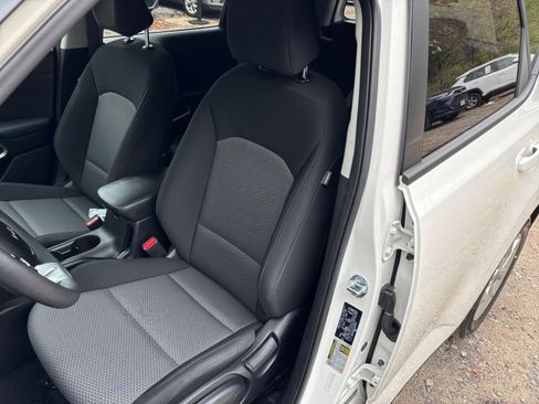 Used 2025 Kia Soul LX w/ LX Technology Package FWD image 37