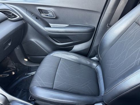 Certified 2022 Chevrolet Trax LT w/ LT Convenience Package image 18