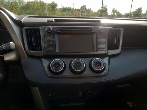 Used 2015 Toyota RAV4 LE AWD/4WD image 19